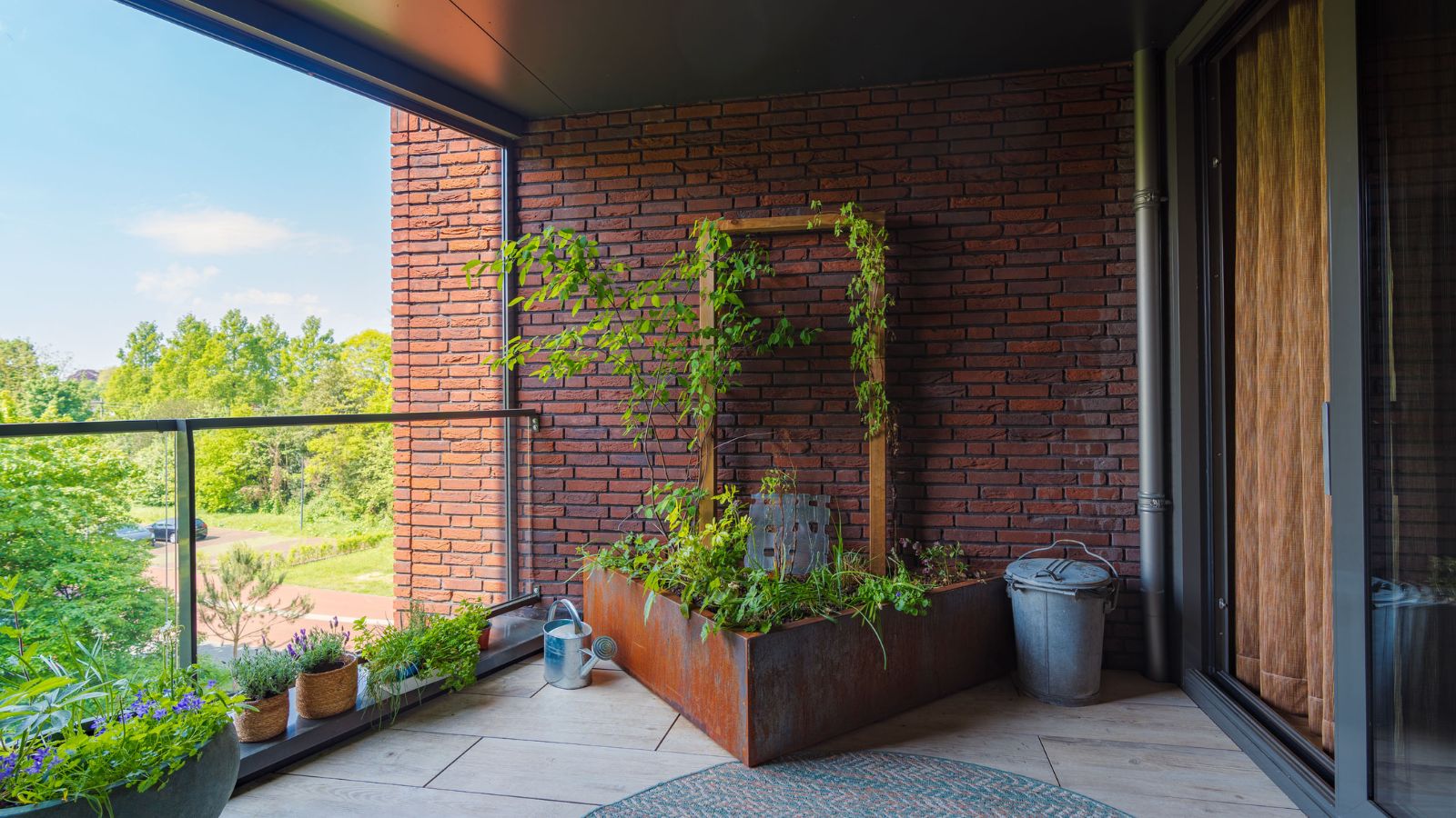 Moderně zařízený balkón s cortenovým prvkem